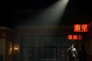 《铁皮玩具》发条青蛙摆在旧木桌上