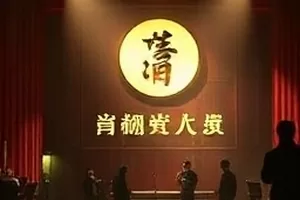 《最后一班渡轮》夜航船尾拖出的灯光